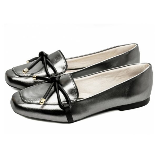 Mocassim Rasteiro Prata Velho com Laço Preto - Imagem 2