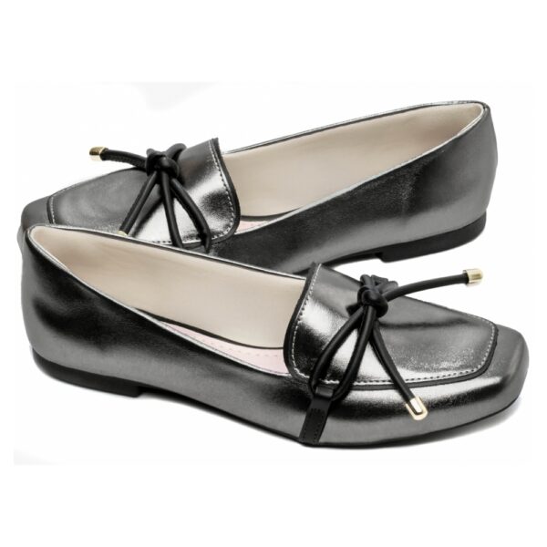 Mocassim Rasteiro Prata Velho com Laço Preto - Imagem 4