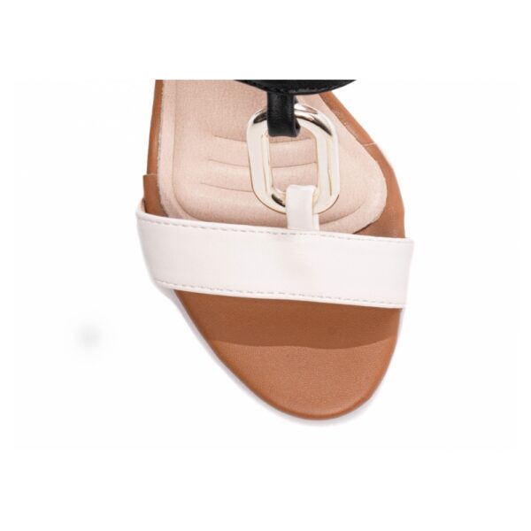 Sandália Feminina Caramelo com Detalhes Branco e Preto - Imagem 4