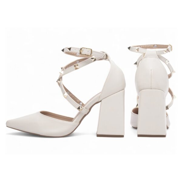 Scarpin Off White Apliques Pirâmides em ABS - Imagem 2