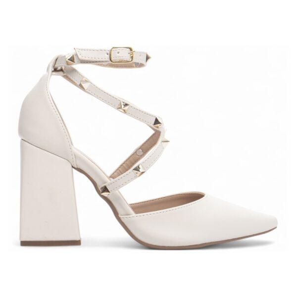 Scarpin Off White Apliques Pirâmides em ABS - Imagem 5